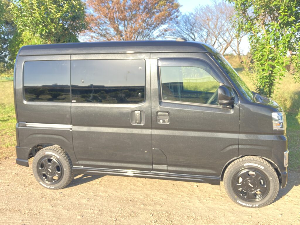 アトレーS710V スモークフィルム 貼った窓と貼っていない前席の窓の比較