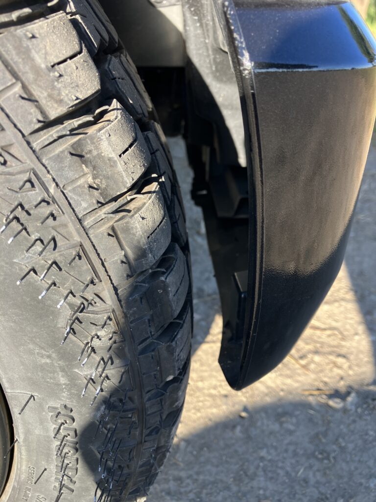 アトレーS710V ノーマル車高 フロント右のタイヤとフェンダーのクリアランス