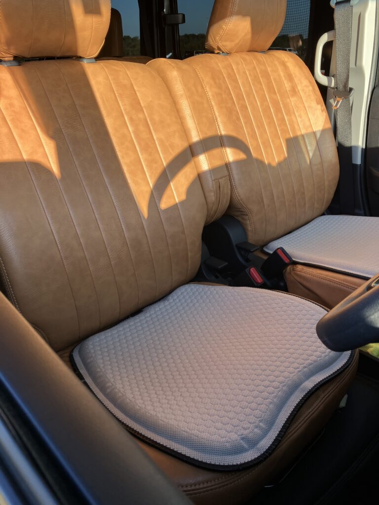 アトレーS710V キャメルのシートカバー 運転席側の窓から