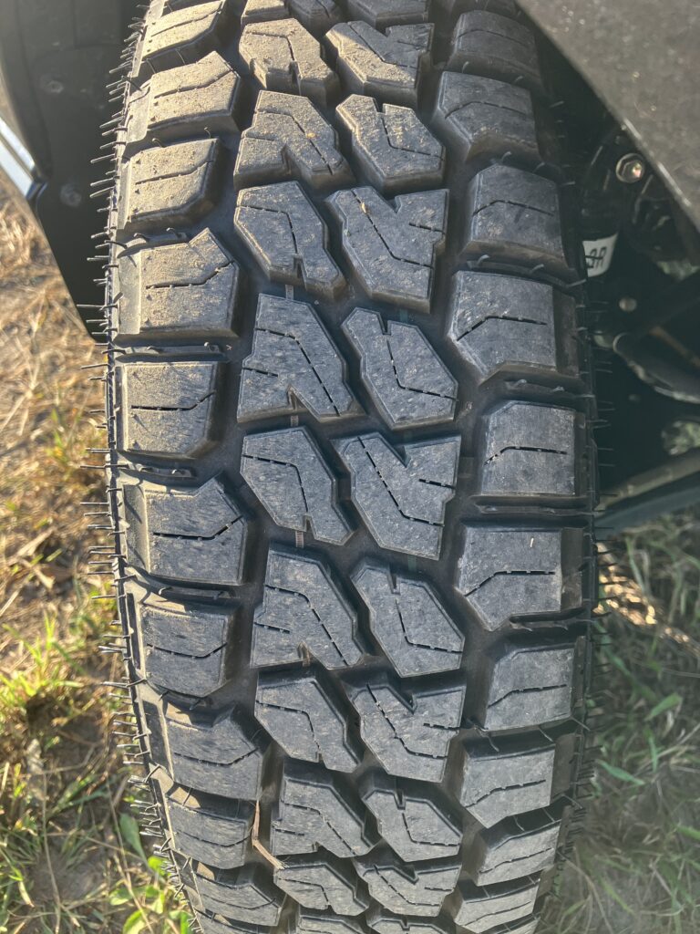 MONSTA RT HYBRID トレッドパターン